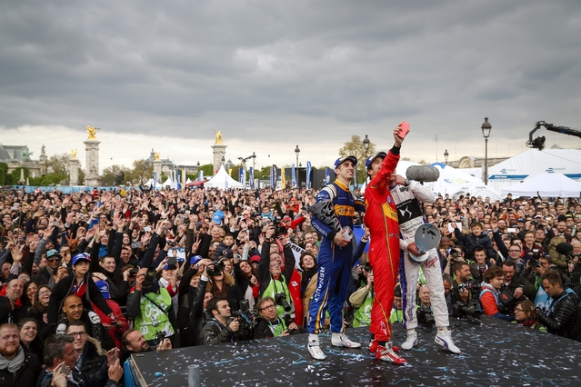 Selfie du vainqueur du premier ePrix de Paris, le Brésilien Lucas diGrassi, accompagné de Jean-Eric Vergne (DS Virgin racing), deuxième, et Sebastian Buemi (Renault eDams).