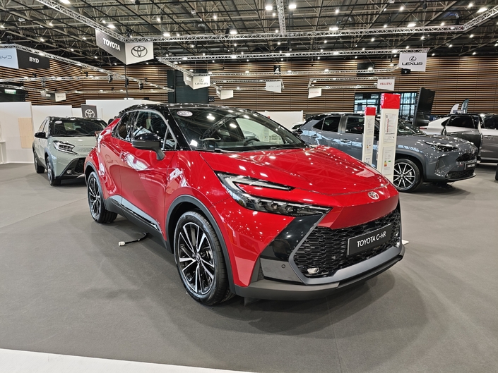 Le stand Toyota au salon de Lyon : entre passé et présent, un slogan