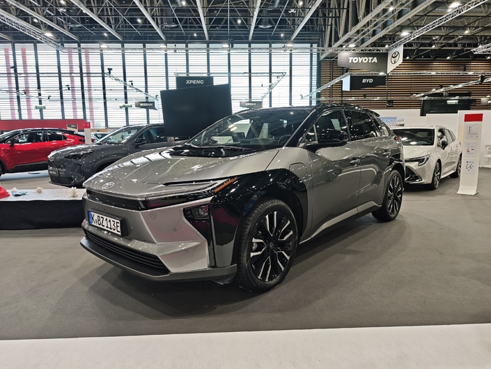 Le stand Toyota au salon de Lyon : entre passé et présent, un slogan
