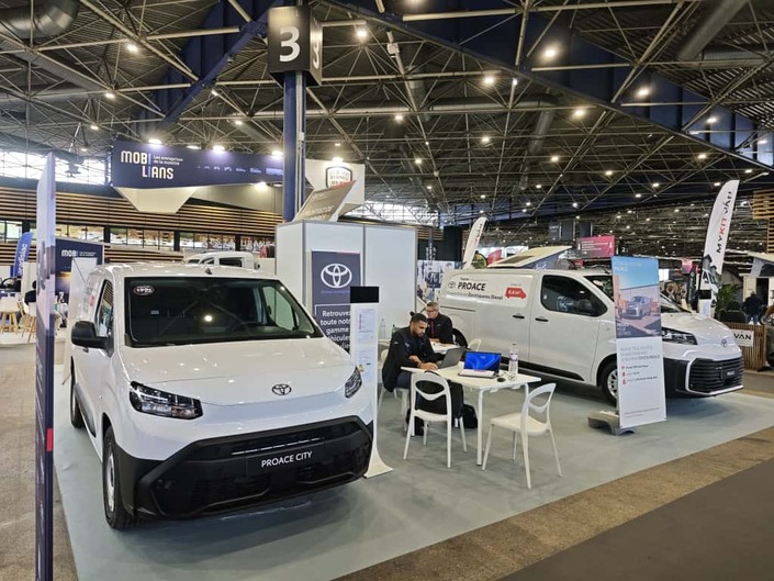Le stand Toyota au salon de Lyon : entre passé et présent, un slogan