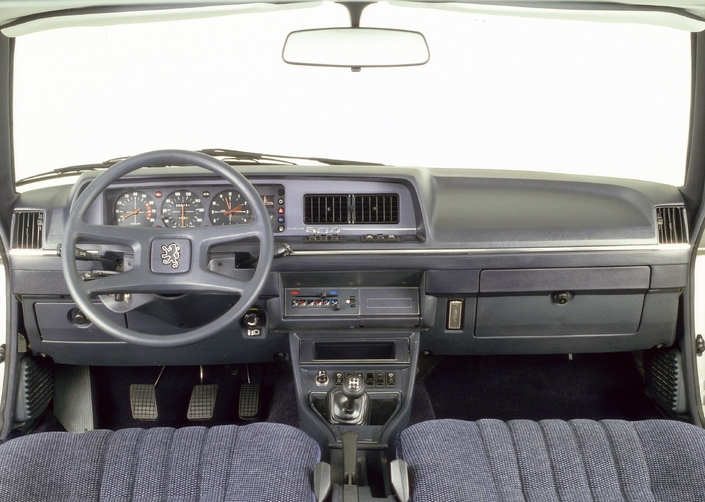 A partir de 1982, l'équipement de la Peugeot 604 devient carrément riche, incluant notamment un régulateur de vitesse et un toit ouvrant en haut de gamme. Mais la finition n'est toujours pas à la hauteur...