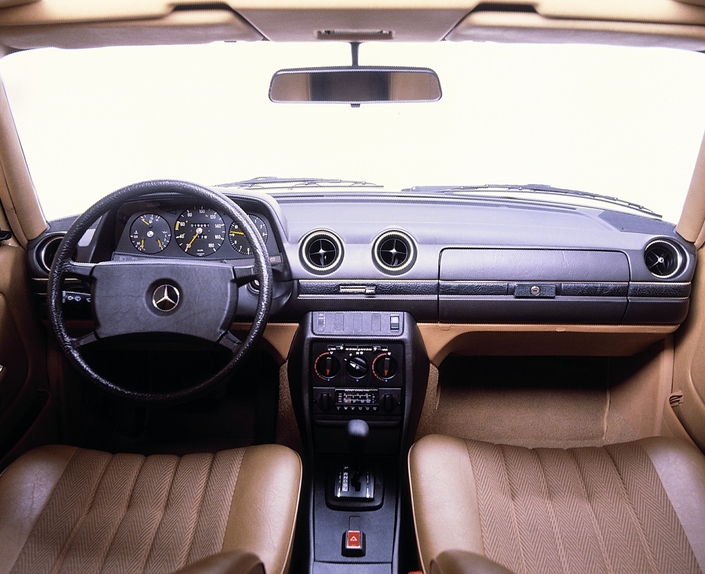 Il faut recourir aux options pour obtenir un cockpit aussi richement équipé (toit ouvrant, radio, boîte auto, vitres électriques) dans la Mercedes 300D, ici en 1980 avec le volant non strié.