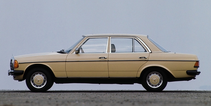 Longue de 4,72 m de long, la Mercedes 300D, ici en 1979, se contente d'un Cx de 0.43. Autres temps... Les enjoliveurs reprenant le ton de la carrosserie confèrent à l'auto un charme certain.