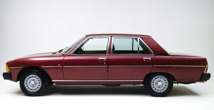 Affichant la même longueur que sa rivale, la Peugeot 604, ici en 1979, se révèle tout aussi peu aérodynamique : Cx de 0.44. Ici, les jantes en alliage rendent le profil plus chic.