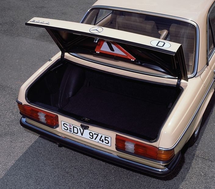 La Mercedes 300D profite d'un coffre très spacieux, de l'ordre de 500 l. Cela dit, comme sur toutes les berlines de l'époque, la banquette reste fixe et le seuil élevé.