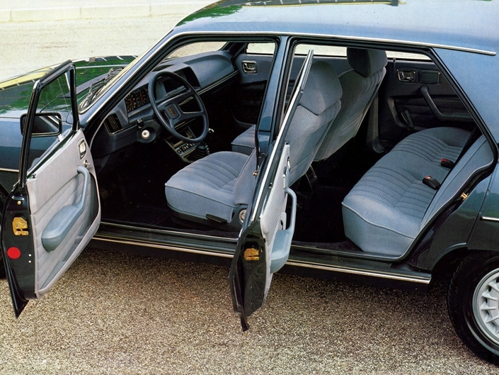 Les passagers sont choyés dans la spacieuse Peugeot 604, à la sellerie moelleuse. Mais la fabrication demeure très perfectible.