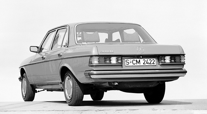 Apparue en janvier 1976, la Mercedes 300D verra sa puissance grimper de 80 ch à 88 ch en 1979, pour le millésime 1980. Les appuie-têtes arrière sont en option.