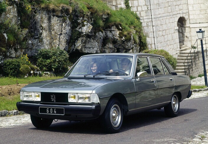 Lancée en 1975, la Peugeot 604 bénéficie d'emblée de projecteurs à longue portée. Elle reçoit le 2,3 l turbo-diesel en 1979, juste avant les améliorations qui apporteront les clignotants orange.
