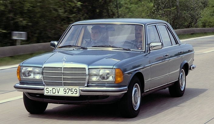 Comportement rassurant et moteur agréable à l'oreille caractérisent la Mercedes 300D sur route, ici en 1983. Les performances sont suffisantes, même dans la circulation actuelle.