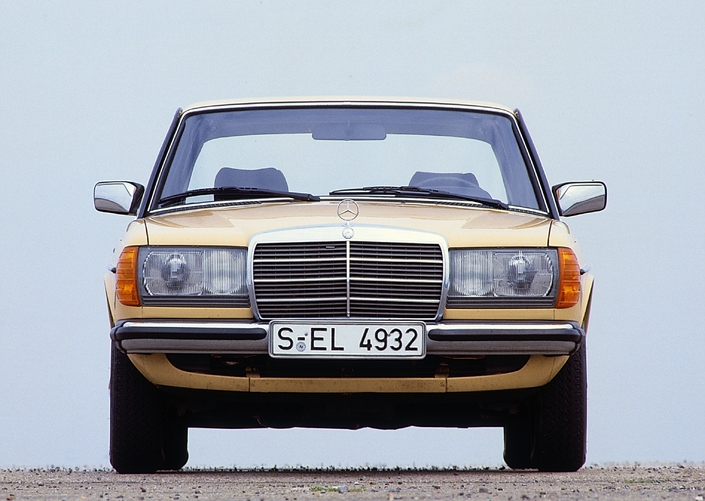 Pour 1983, la Mercedes 300D enrichit son équipement, soigne sa présentation et gagne des projecteurs rectangulaires.