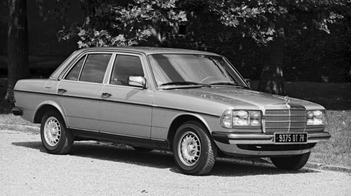 Elle a fière allure, la Mercedes 300D, ici en 1984, équipée des jantes Fuchs en alliage léger, disponibles, évidemment, en option.