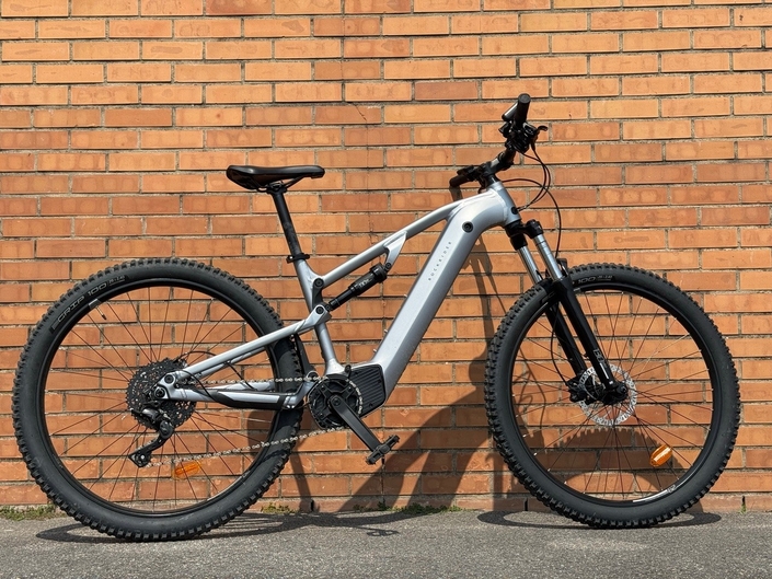 Il est possible de trouver des VTT électriques tout suspendus pour 2 500 euros, dans une boutique en France. Dans l’absolu, c’est vite rentabilisé.