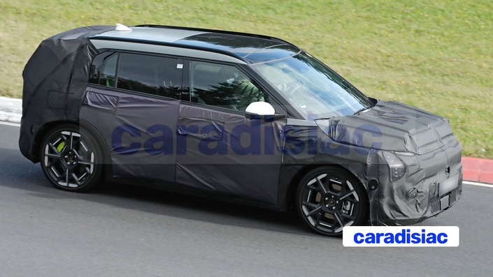 SUV citadin de 2,30 m de long et très spacieux aux places arrière, le Kia EV3 lorgne du côté de modèles plus grands. C’est ainsi que la version EV3 GT qui se prépare pourrait aller se frotter, si elle affiche plus de 400 ch, à des modèles sportifs de taille compacte.