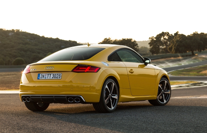 Même en version S, la poupe de l'Audi TT 8S demeure très sobre. Notez tout de même les quatre sorties d'échappement.