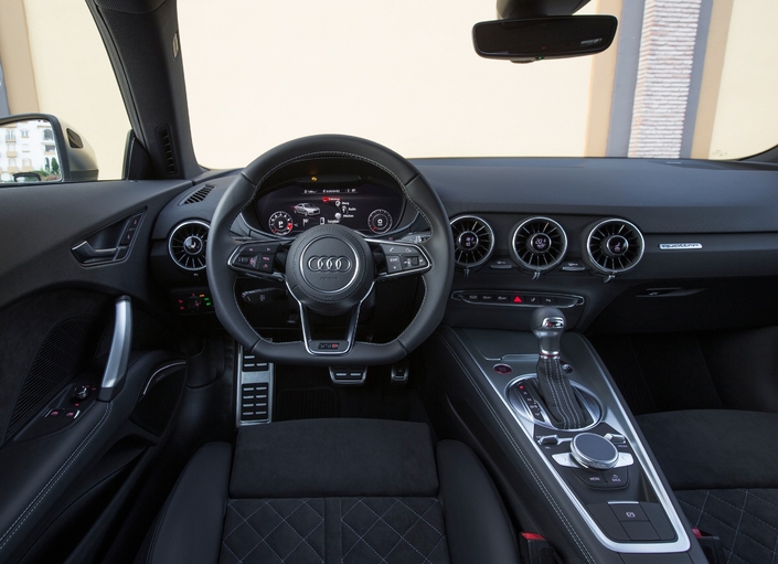 Un tableau élégant, ergonomique et surtout impeccablement réalisé pour l'Audi TTS, qui bénéficie dès 2014 du Virtual Cockpit. Si vous préférez les tablettes XXL et les plastiques granuleux, tant pis pour vous !