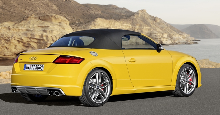 La capote de l'Audi TTS Roadster se plie et se déplie en une dizaine de secondes. Elle n'induit une hausse de poids que de 35 kilos environ.