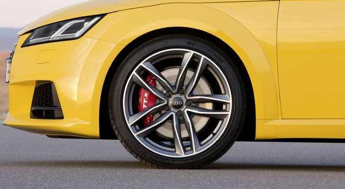 De série, l'Audi TTS s'équipe de jantes en 19 pouces, d'une suspension affermie et d'un amortissement piloté.