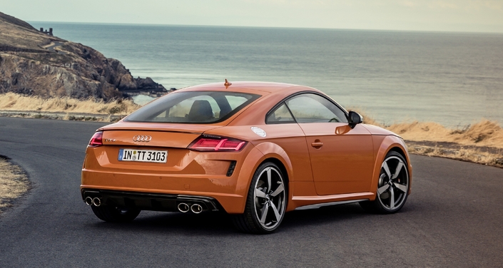 Lors du restylage de 2019, la poupe de l'Audi TTS évolue plus sensiblement, arbrorant de fausses prises d'air.