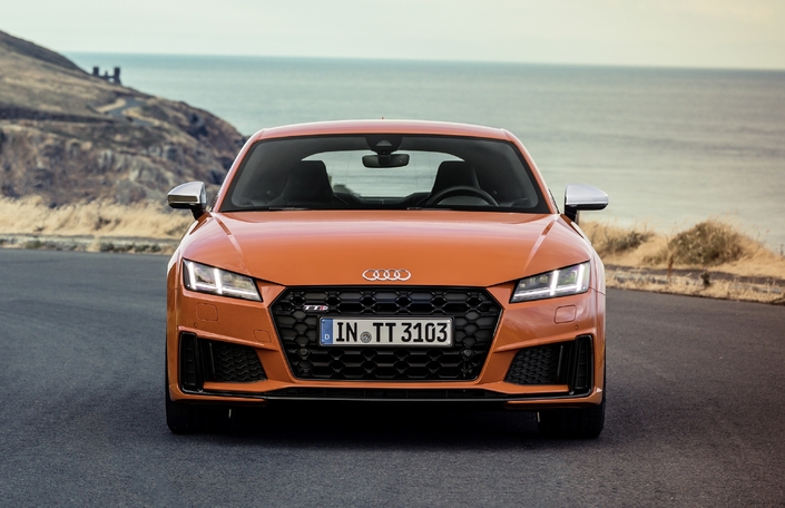 En 2019, le TTS restylé est commercialisé. Les boucliers ainsi que la grille de calandre sont modifiés, et si le moteur tombe à 306 ch, la boîte S tronic gagne un 7e rapport.