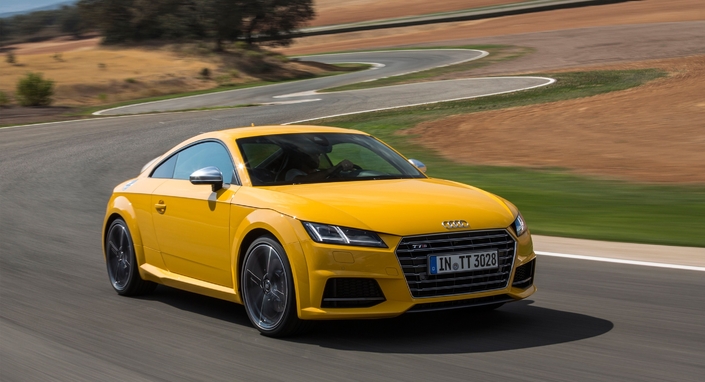 Très performant, l'Audi TTS 8S étonne aussi par sa poupe un tantinet joueuse, bien plus en tout cas que celle du TTS 8J.
