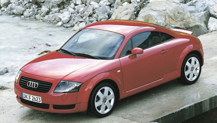 Présenté en 1998 mais annoncé par divers concepts, l'Audi TT de 1ère génération a étonnamment peu vieilli ! Le concept Renault Argos l'a vraisemblablement inspiré...