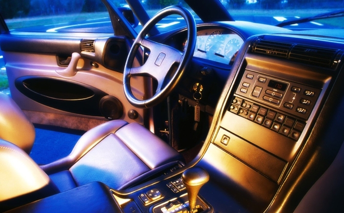 Le tableau de bord du parcours compile bien des accessoires de grande série : volant et commandes de console de Peugeot 605, aérateurs de BMW...