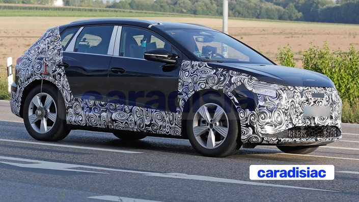 L’Audi Q4 e-tron a encore essayé d’échapper à la vigilance de nos chasseurs de scoop, sans succès. Ce modèle restylé devrait être proposé à la vente dans le courant du second semestre 2026. Pour le moment la mise au point de ce modèle, qui devrait recevoir des modifications aussi bien extérieures qu’intérieures, se poursuit.