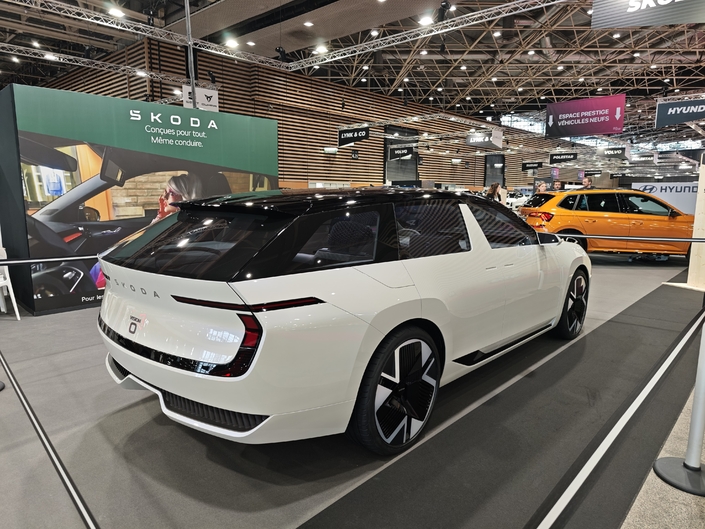 Le Vision O semble très long, car il est très bas, mais en réalité, il ne mesure "que" 4,85 m. La longueur d'un break familial d'aujourd'hui, type Passat SW (4,91 m).