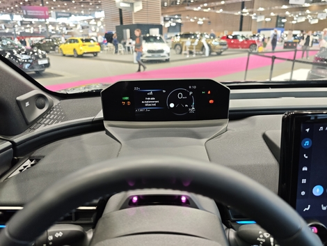 L'instrumentation haute impose de régler son volant assez bas.