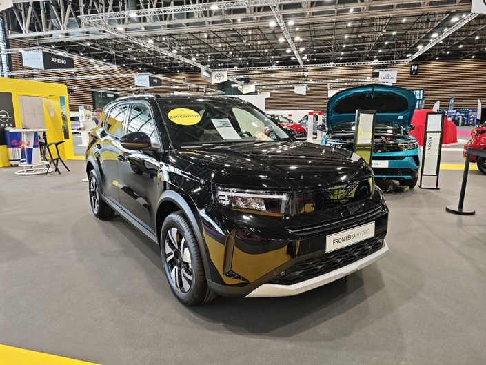 Le stand Opel au Salon de Lyon 2025 : un concept électrique sportif en vedette