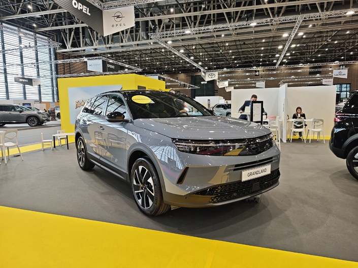 Le stand Opel au Salon de Lyon 2025 : un concept électrique sportif en vedette