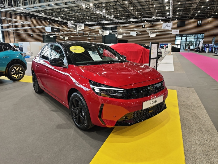 Le stand Opel au Salon de Lyon 2025 : un concept électrique sportif en vedette