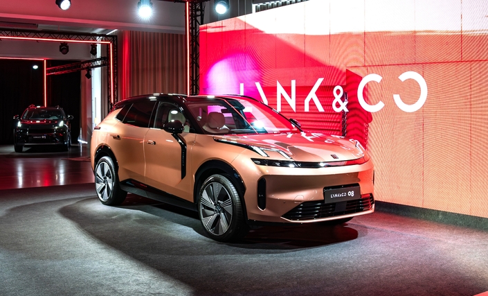 Affichant une autonomie électrique record, le 08 réclame au minimum 53 995 €, auxquels s'ajouteront des malus au poids supérieurs à 3 000 €.