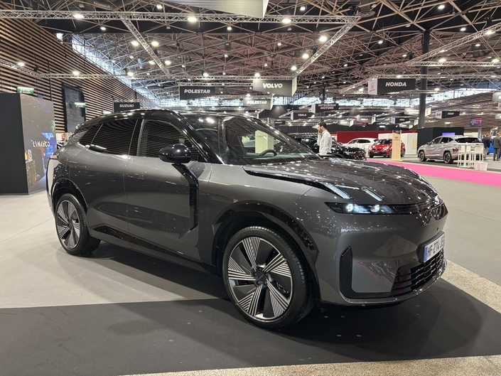 Affichant une autonomie électrique record, le 08 réclame au minimum 53&nbsp;995&nbsp;€, auxquels s'ajouteront des malus au poids supérieurs à 3000€.