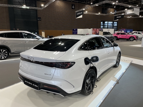 La capacité de coffre assez moyenne, limitée à 491 litres à cause de l’implantation du groupe motopropulseur hybride rechargeable.