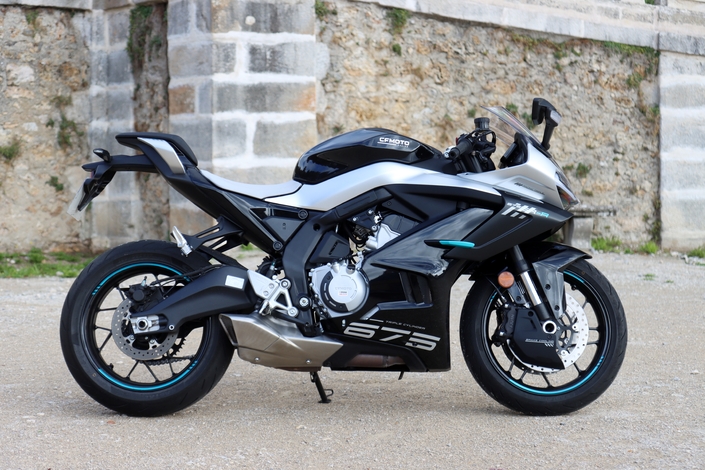 A moins de 8 000 €, la CF Moto 675 SR-R est-elle à la hauteur des standards européens ?
