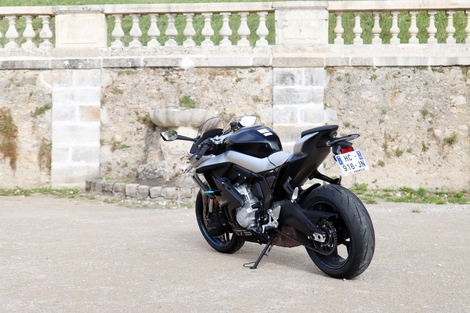 A moins de 8 000 €, la CF Moto 675 SR-R est-elle à la hauteur des standards européens ?
