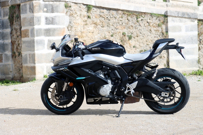 A moins de 8 000 €, la CF Moto 675 SR-R est-elle à la hauteur des standards européens ?