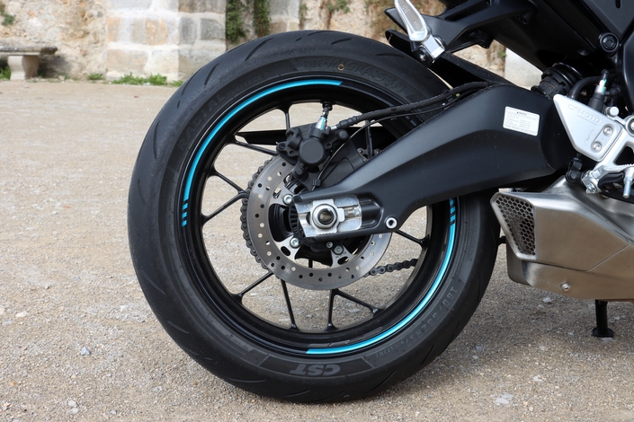 A moins de 8 000 €, la CF Moto 675 SR-R est-elle à la hauteur des standards européens ?