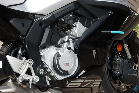 A moins de 8 000 €, la CF Moto 675 SR-R est-elle à la hauteur des standards européens ?