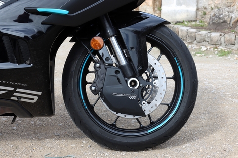 A moins de 8 000 €, la CF Moto 675 SR-R est-elle à la hauteur des standards européens ?