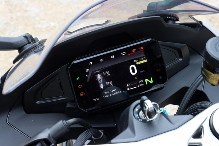 A moins de 8 000 €, la CF Moto 675 SR-R est-elle à la hauteur des standards européens ?