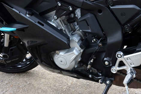 A moins de 8 000 €, la CF Moto 675 SR-R est-elle à la hauteur des standards européens ?