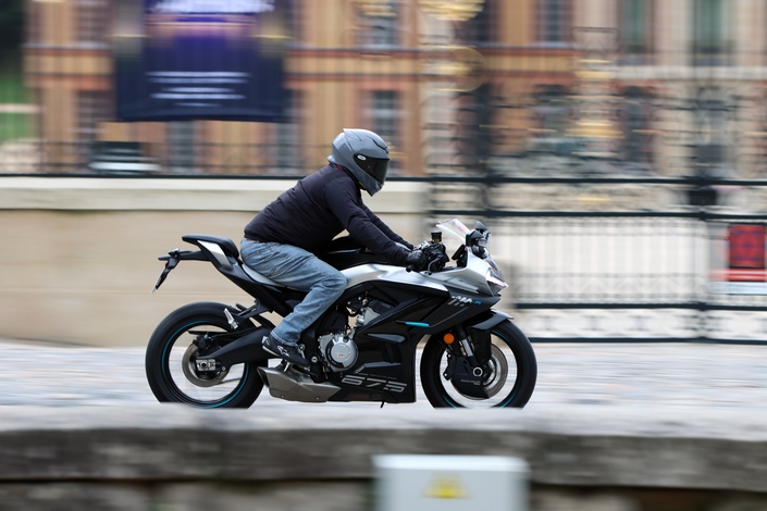 A moins de 8 000 €, la CF Moto 675 SR-R est-elle à la hauteur des standards européens ?