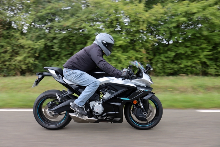 A moins de 8 000 €, la CF Moto 675 SR-R est-elle à la hauteur des standards européens ?
