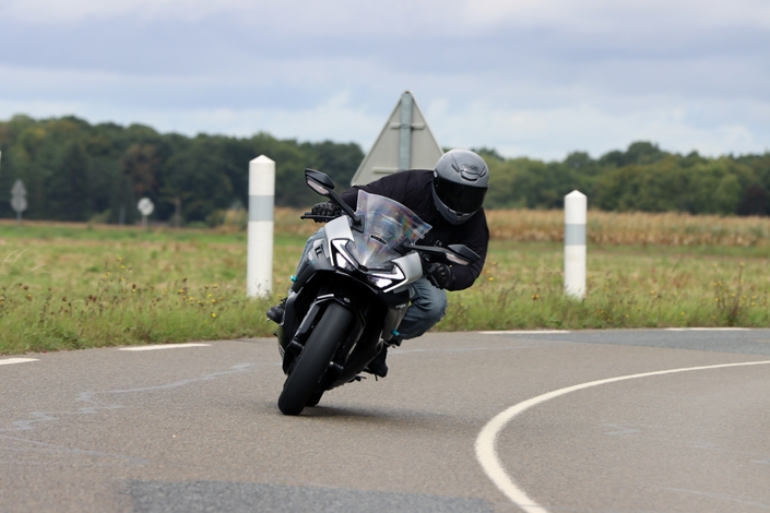 A moins de 8 000 €, la CF Moto 675 SR-R est-elle à la hauteur des standards européens ?