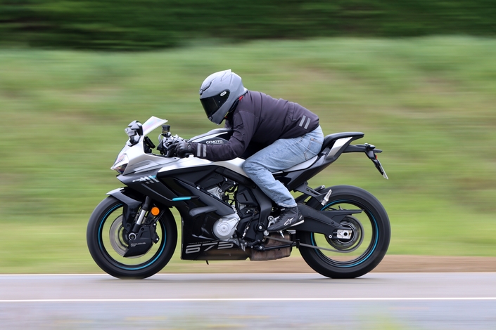 A moins de 8 000 €, la CF Moto 675 SR-R est-elle à la hauteur des standards européens ?