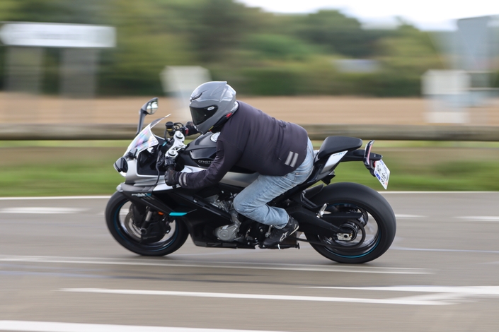 A moins de 8 000 €, la CF Moto 675 SR-R est-elle à la hauteur des standards européens ?