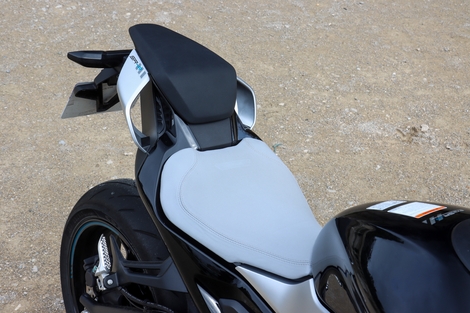A moins de 8 000 €, la CF Moto 675 SR-R est-elle à la hauteur des standards européens ?