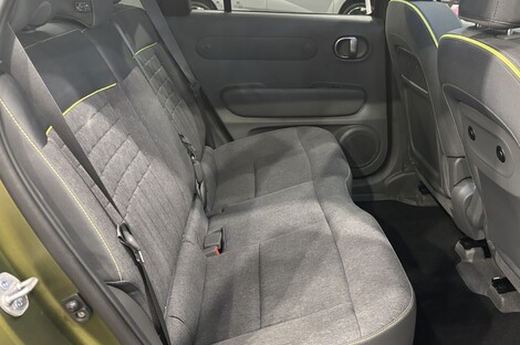 La banquette fixe alors que les deux sièges séparés coulissent.